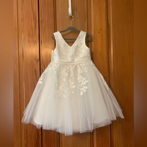 JJs House White Floral Embroidery Kids Flower Girl Dress with Bow Size: 4